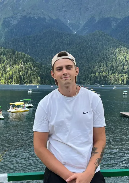 Я Артур, 22 років, знайомлюсь без зобов'язань у Луганську