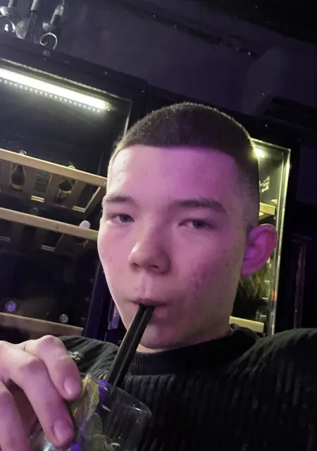 Денис из Парижа, мне 29, познакомлюсь на одну ночь