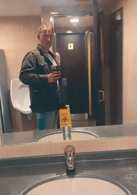 Soy Álvaro, 20 años de Oviedo, busco conocer gente para relación sin ataduras