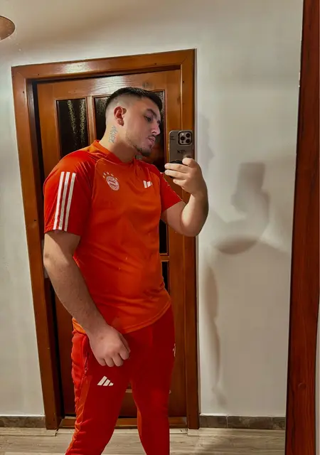 Alexandru Mihai из Парижа, мне 28, познакомлюсь для приятного времяпровождения