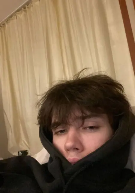 Дэн з Запоріжжя, мені 18 років, познайомлюсь без зобов'язань