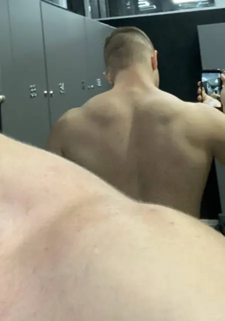 Я Артур, 21 років з Києва, шукаю знайомства без зобов'язань