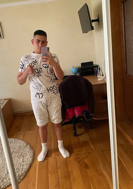 Я Павло, 18, из Пясечно, ищу знакомства на одну ночь