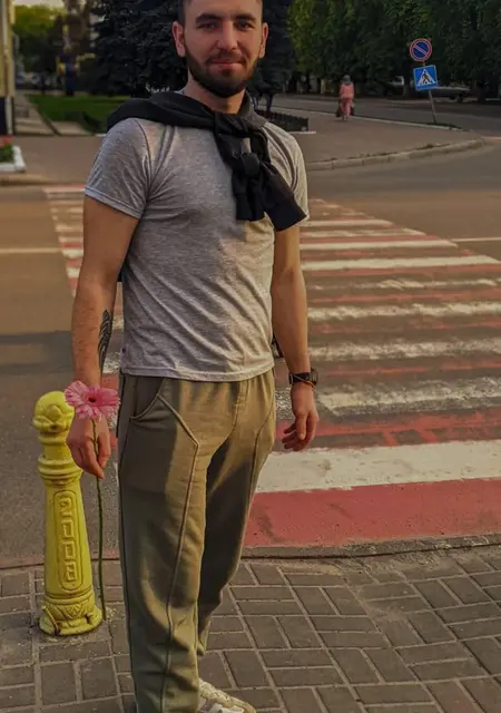 Я Максим, 27, из Павлограда, ищу знакомства без обязательств