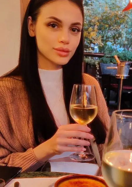 Я Ника, 27 років з Києва, шукаю знайомство для постійних стосунків