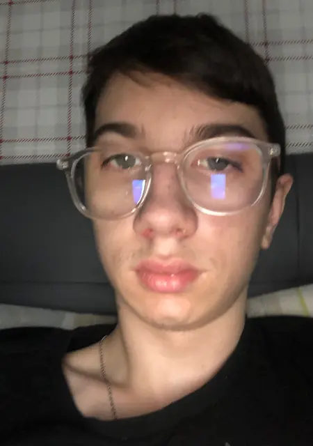 Lyam из Ле-Сабль-д’Олон, мне 20, познакомлюсь для открытые отношения