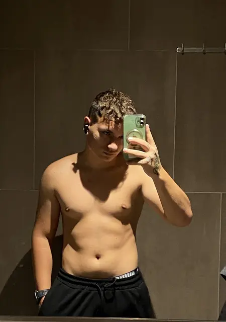 Vova из Роттердама, мне 18, познакомлюсь для приятного времяпровождения