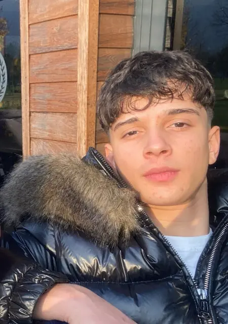 Я Eren, 19, из Бурсы, ищу знакомства на одну ночь