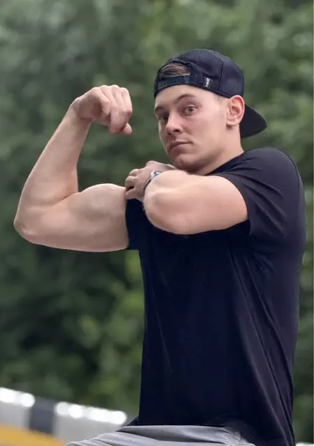 Я Игорь, 21, из Усть-Каменогорска, ищу знакомства без обязательств