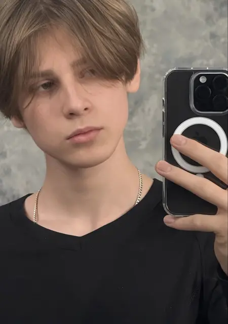 Я Владик, 18, знакомлюсь без обязательств в Бобруйске