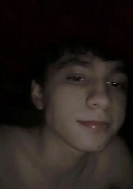 Soy Omar, 22 años de Salou, busco conocer gente para relación sin ataduras