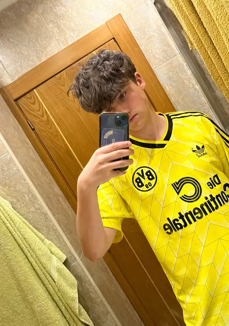 Soy Luca, 19 años de Oviedo, busco conocer gente para relación sin ataduras