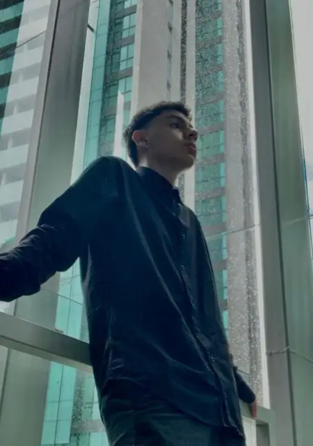 Soy Alejo, 20 años de Valls, busco conocer gente para pasatiempo agradable