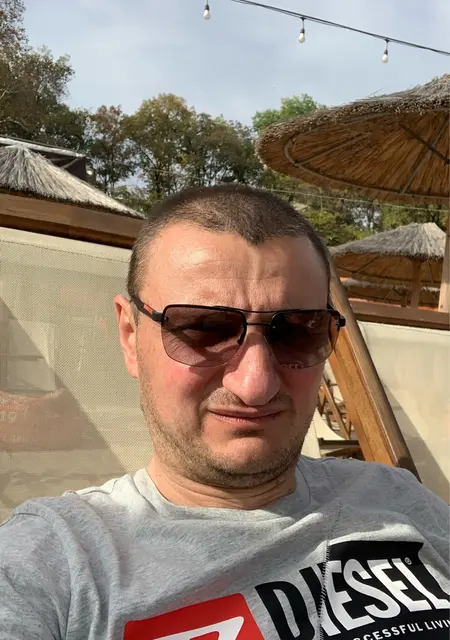 Я Zhivko, 41, знакомлюсь для открытые отношения в Доркинг