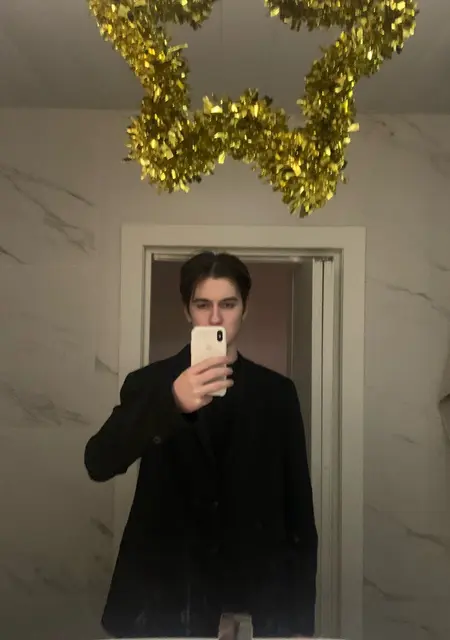 Я Александр, 18, из Сарагосы, ищу знакомство для приятного времяпровождения