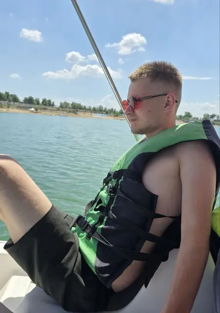 Никита из Каменского, мне 19, познакомлюсь на одну ночь