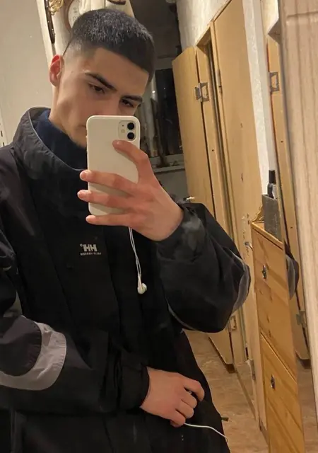 Я Алмаз, 21, из Варшавы, ищу знакомства без обязательств