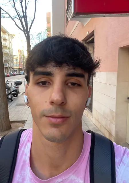 Soy Ismael, 26 años de Oviedo, busco conocer gente para relación sin ataduras