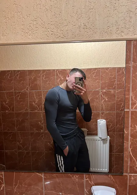 Я Макс, 18, знакомлюсь без обязательств в Киеве