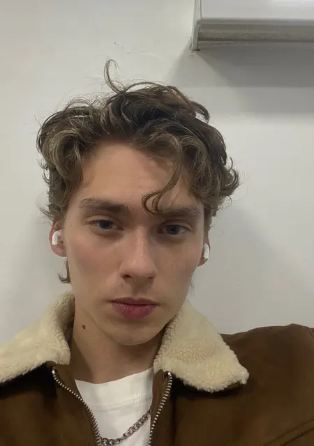 Я Валентин, 20 років, знайомлюсь без зобов'язань у Львові