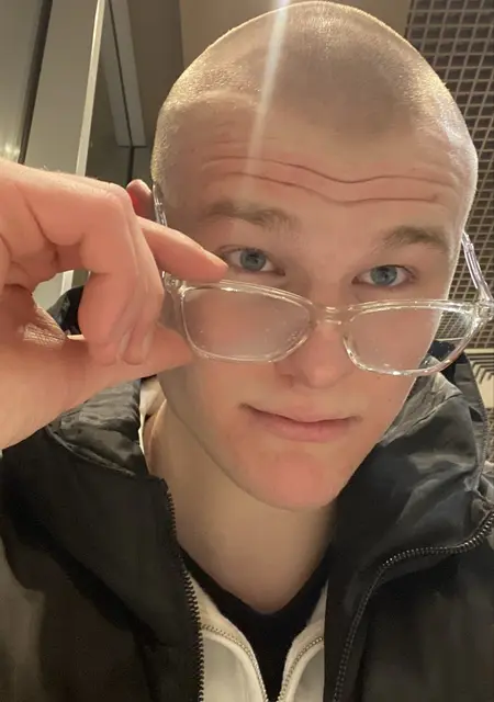 Назар з Рівного, мені 21 років, познайомлюсь для вірт