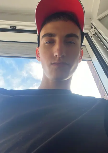 Soy Isra, 20 años, conociéndome para chatear en Oviedo