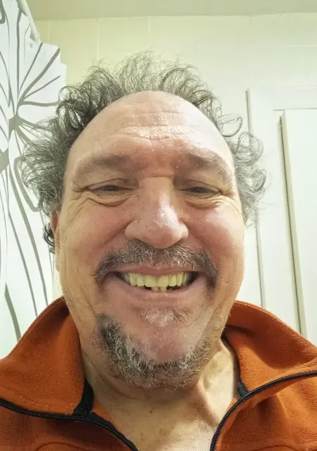 Soy Aketza, 46 años de Madrid, busco conocer gente para relación sin ataduras