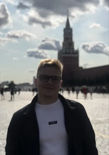 Soy Maksim, 25 años de Valencia, busco conocer gente para relación a largo plazo