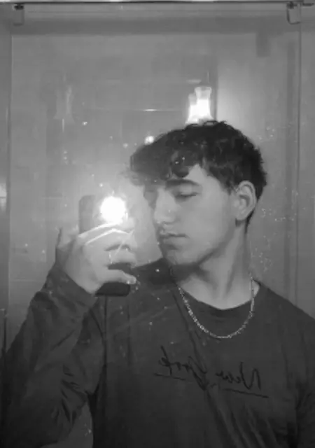 Soy Omar, 19 años de Madrid, busco conocer gente para conversación virtual