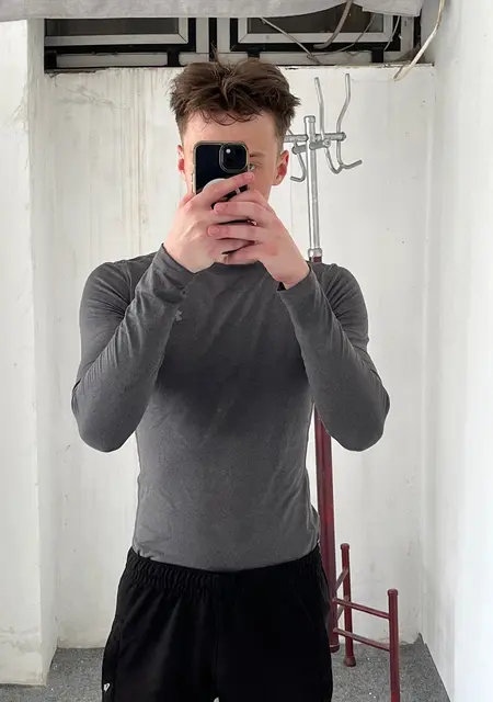 Я Maksim, 19 років, знайомлюсь для відкриті стосунки у Чернівцях