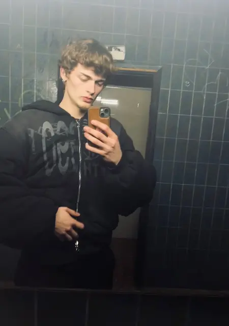 Soy Lluís, 21 años de Palma de Mallorca, busco conocer gente para pasatiempo agradable