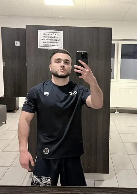 Я Dave, 22, из Вены, ищу знакомства без обязательств