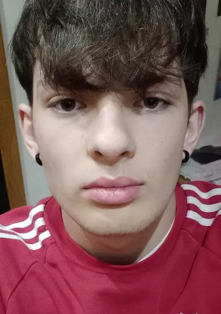 Soy Rubén, 18 años de Vigo, busco conocer gente para chatear