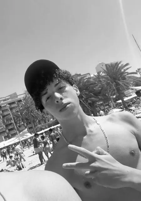 Я Naem, 18, из Новельда, ищу знакомства на одну ночь