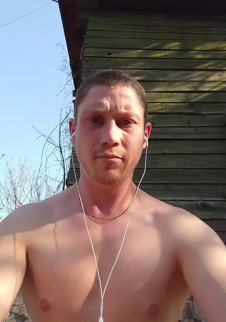 Александр из Енакиева, мне 25, познакомлюсь без обязательств