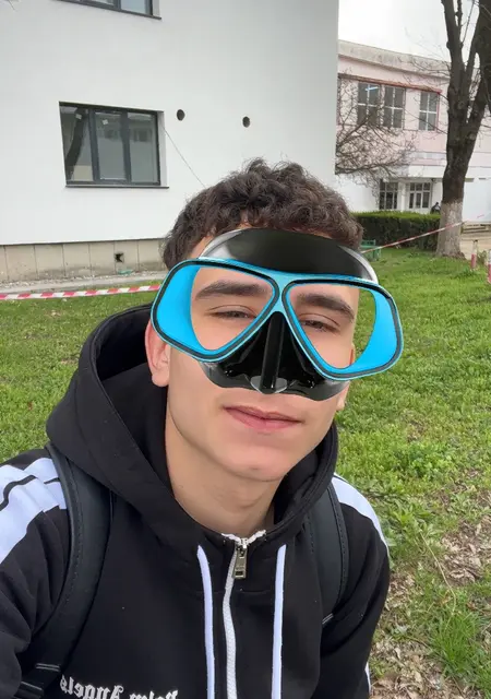 Vlad из Питешти, мне 18, познакомлюсь без обязательств