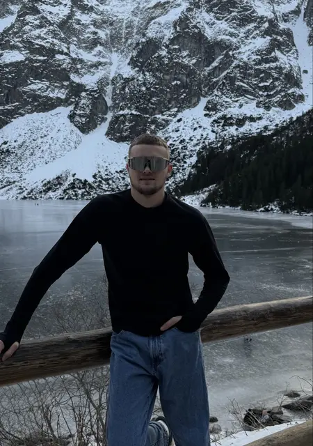 Я Roman, 23, из Бургаснувшего, ищу знакомства без обязательств