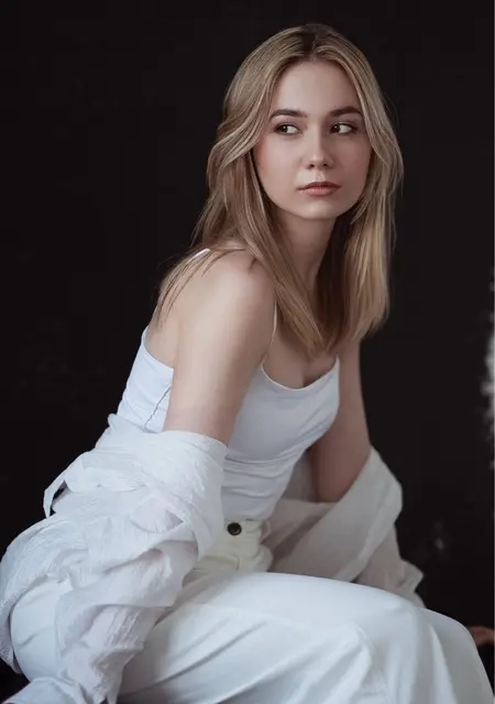 Я Loli, 24, из Парижа, ищу знакомства на одну ночь