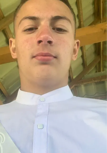 Я Артем, 18 років з Лисичанська, шукаю знайомство для постійних стосунків