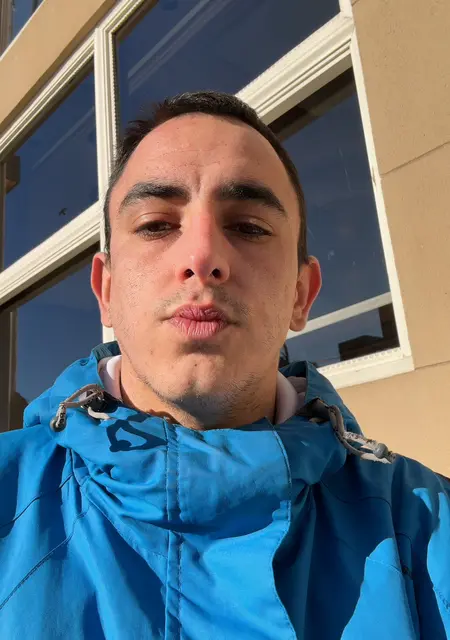 Soy Iyan, 22 años de Madrid, busco conocer gente para conversación virtual