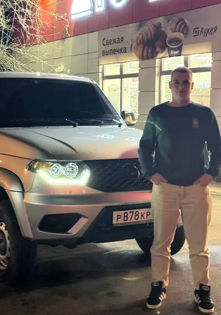 Я Максим, 20, из Брюсселя, ищу знакомство для приятного времяпровождения