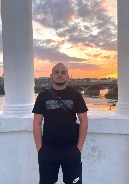 Я Богдан, 22, из Винницы, ищу знакомство для приятного времяпровождения