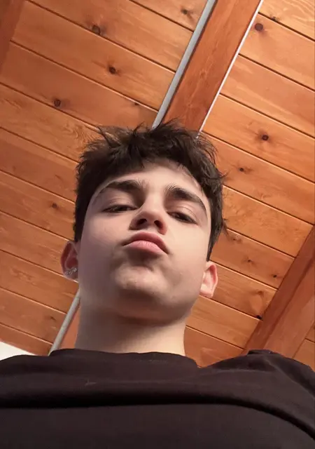 Я Miguel, 18, из Мадрида, ищу знакомство для постоянных отношений