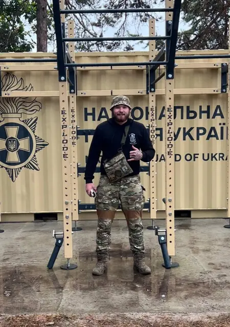 Я Виталик, 20 років з Сум, шукаю знайомства на одну ніч