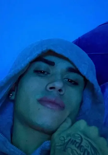 Soy Javier, 23 años de Reus, busco conocer gente para relación sin ataduras