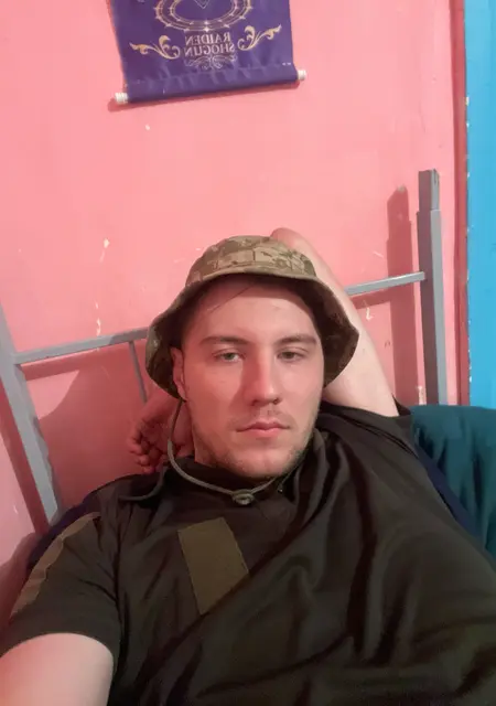 Я Артур, 23 років, знайомлюсь без зобов'язань у Рівному