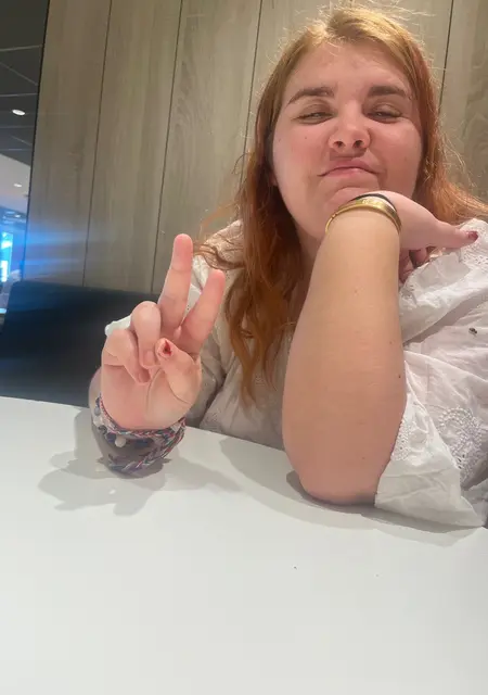 Я Laura, 20, из Парижа, ищу знакомство для дружбы