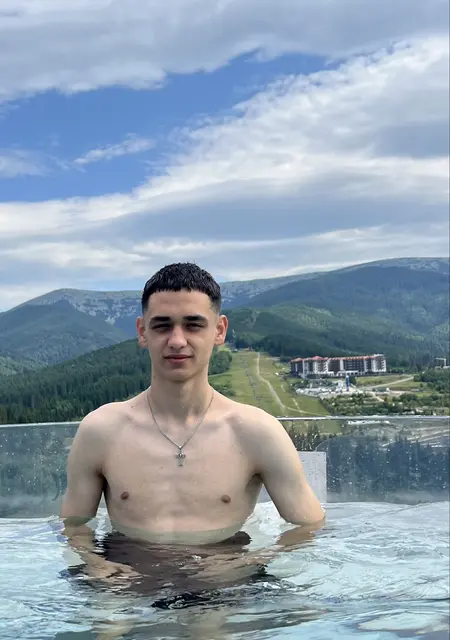 Я Назар, 20 років з Чернівців, шукаю знайомство для постійних стосунків