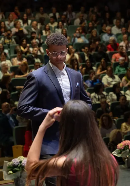 Soy Richi, 19 años de Madrid, busco conocer gente para relación sin ataduras