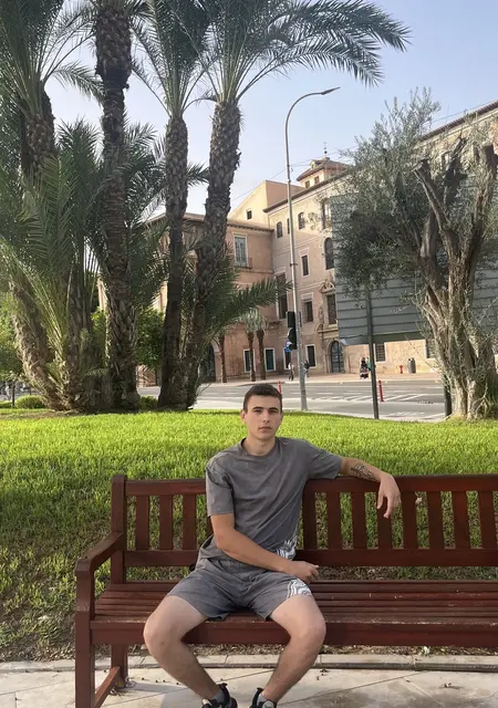 Vadym de Murcia, tengo 20 años, listo para conocer para relación sin ataduras